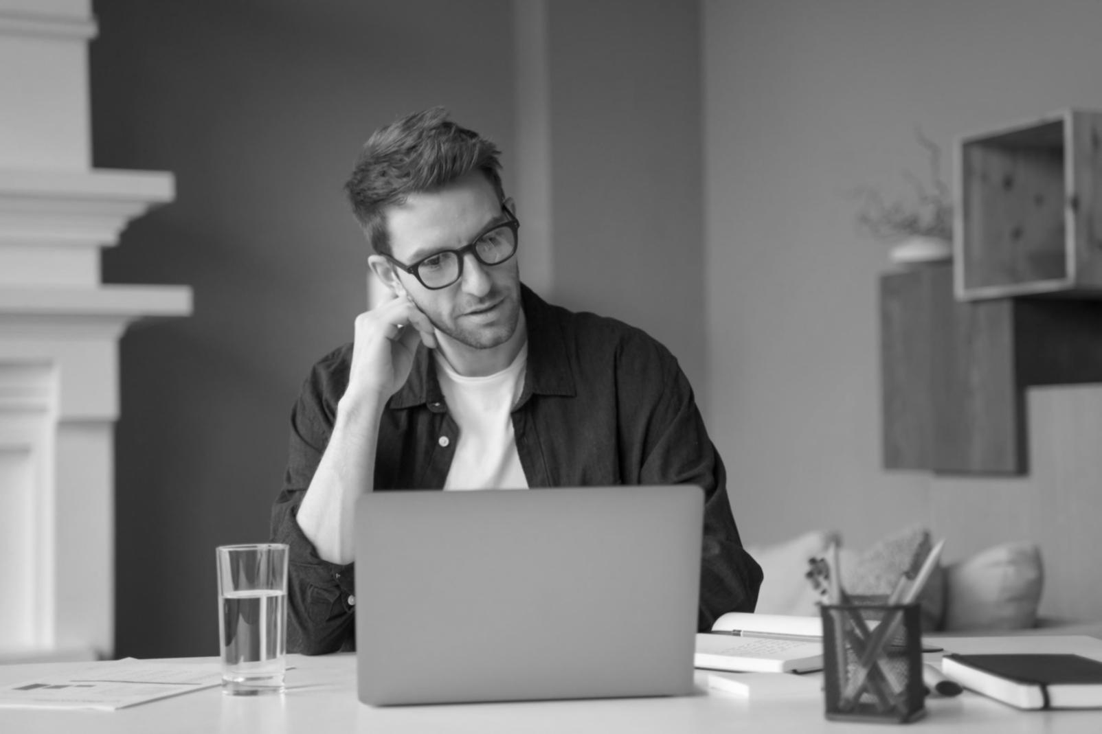 Studierende bei der Arbeit an Finanzprojekten
