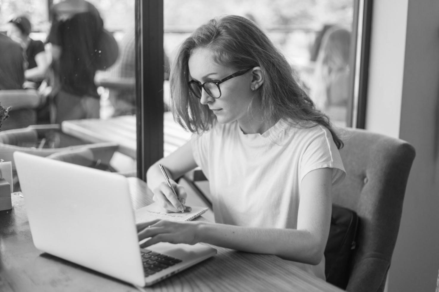 Team bei der Entwicklung von Budgetautomatisierungssoftware